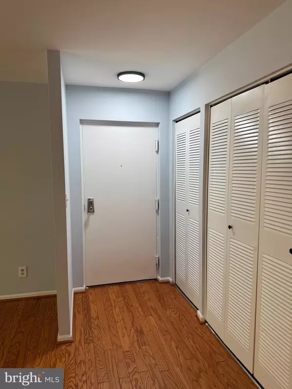 Annandale, VA 22003,7905 DASSETT CT #304