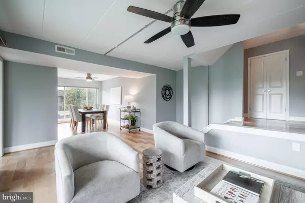 Alexandria, VA 22314,110 ROBERTS LN #301