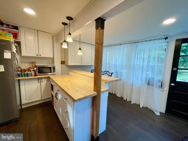 Mount Holly Springs, PA 17065,8 E LOCUST ST