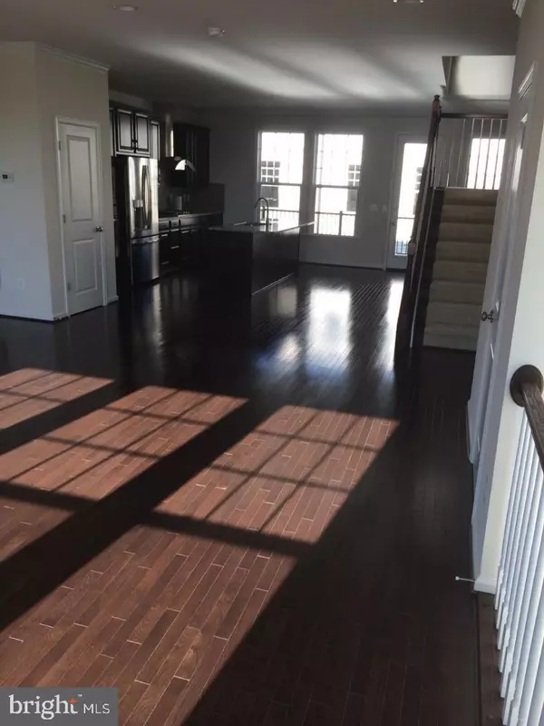 Chantilly, VA 20152,42235 LANCASTER WOODS SQ