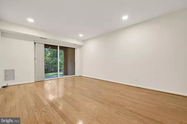 Burke, VA 22015,5932 COVE LANDING RD #101