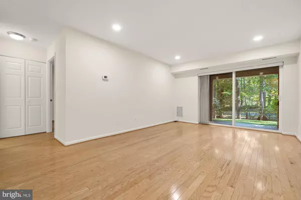 Burke, VA 22015,5932 COVE LANDING RD #101