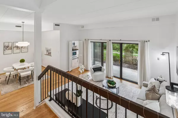 102 ROBERTS LN #100, Alexandria, VA 22314