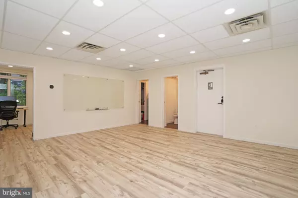 Vienna, VA 22182,8304 OLD COURTHOUSE RD #B