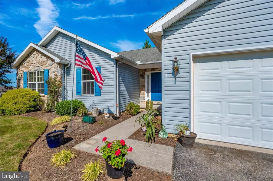 2 ASTORIA DR, Hanover, PA 17331