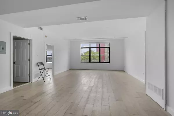 Philadelphia, PA 19123,301-23 SPRING GARDEN ST #3B