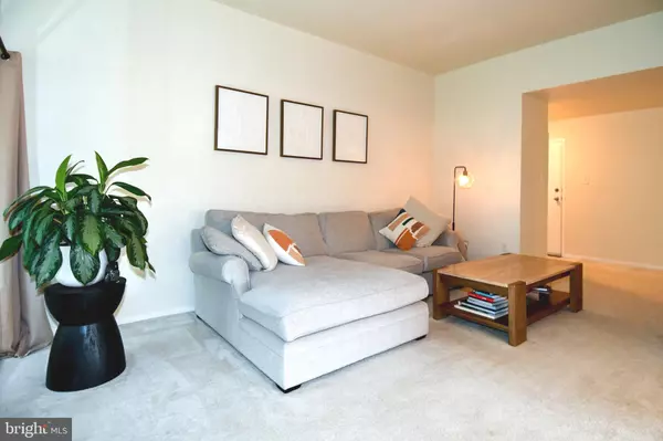 Reston, VA 20190,1672 PARKCREST CIR #300