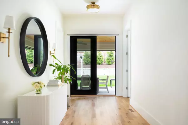 Arlington, VA 22207,4283 38TH ST N