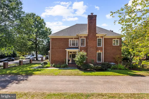 Arlington, VA 22207,4825 26TH ST N