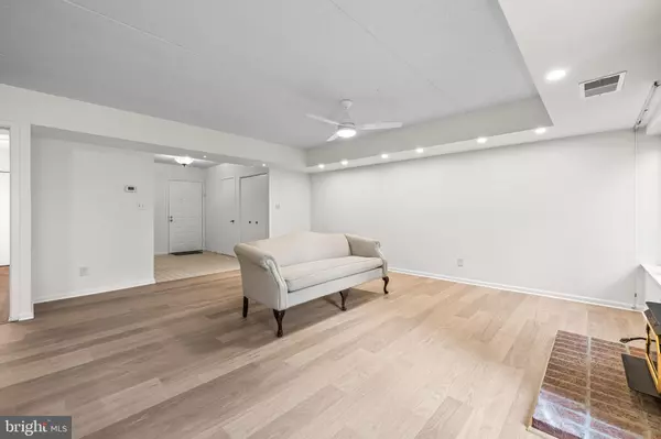 Lutherville Timonium, MD 21093,15 OAKRIDGE CT