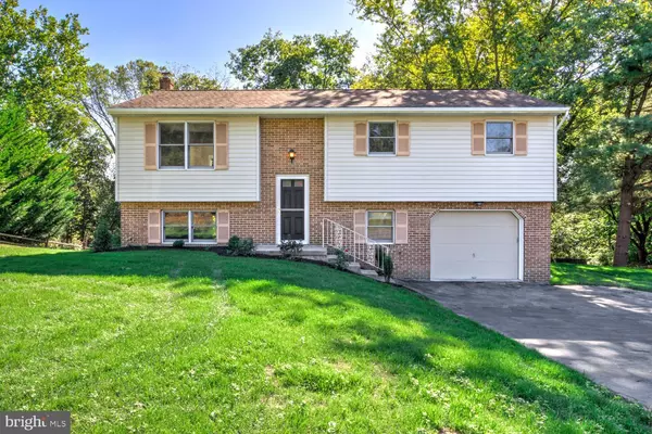 230 HICKORY DR, Lititz, PA 17543