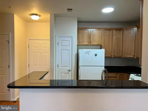 Chantilly, VA 20151,3840 LIGHTFOOT ST #240