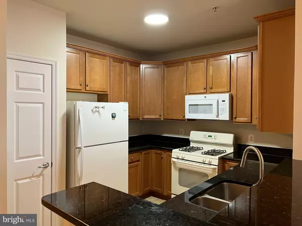 Chantilly, VA 20151,3840 LIGHTFOOT ST #240