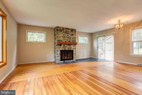 Ewing, NJ 08628,86 JACOBS CREEK RD