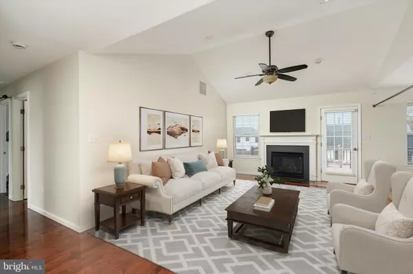 Burlington, NJ 08016,8 THORN BRIAR LN