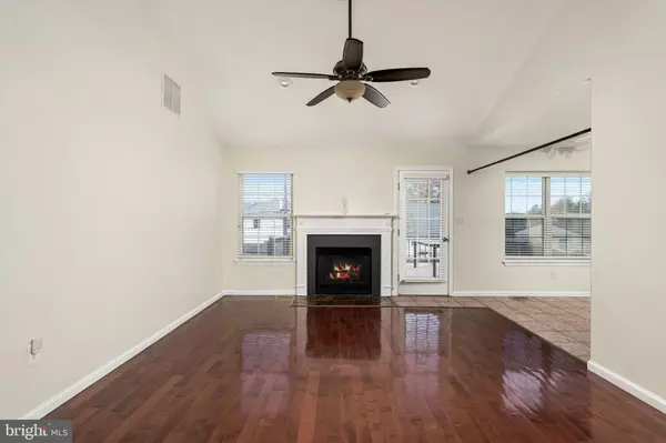 Burlington, NJ 08016,8 THORN BRIAR LN