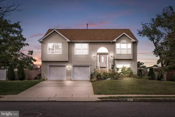 Burlington, NJ 08016,8 THORN BRIAR LN