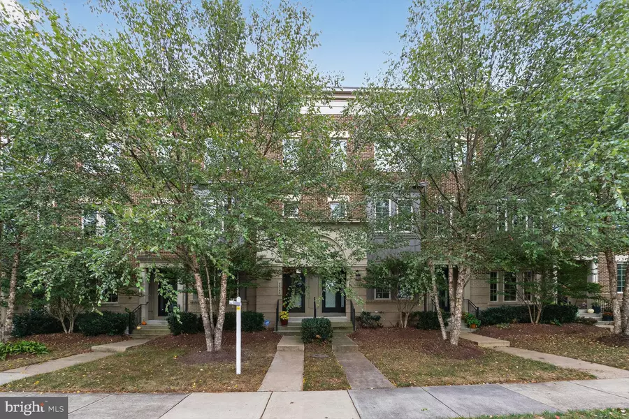 22796 BREEZY HOLLOW DR, Brambleton, VA 20148