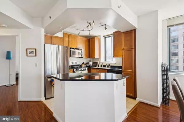 Arlington, VA 22203,851 N GLEBE RD N #904