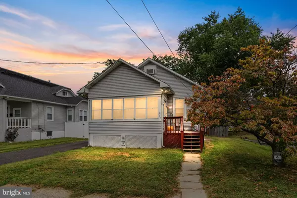 15 N POPLAR AVE, Maple Shade, NJ 08052