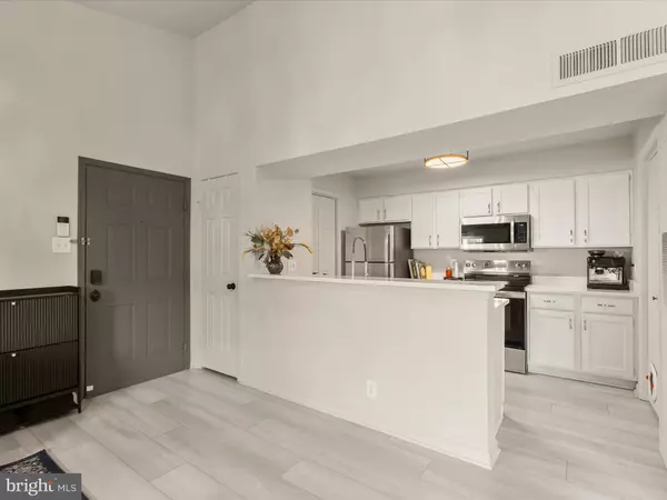 Alexandria, VA 22302,3308 WYNDHAM CIR #323