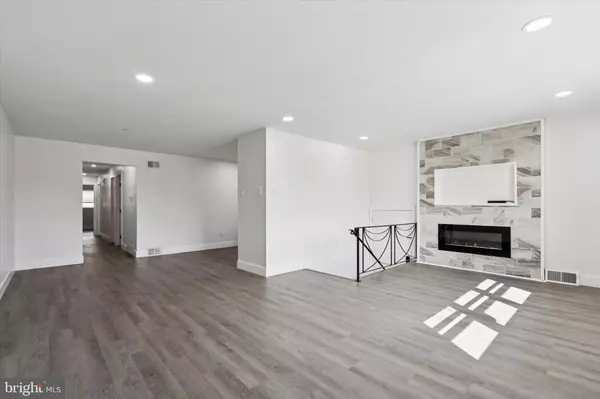 Philadelphia, PA 19152,2155 BENSON ST