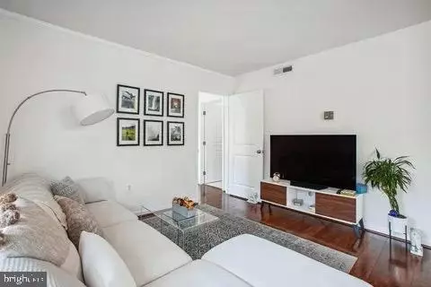 1300 ARMY NAVY DR #321, Arlington, VA 22202