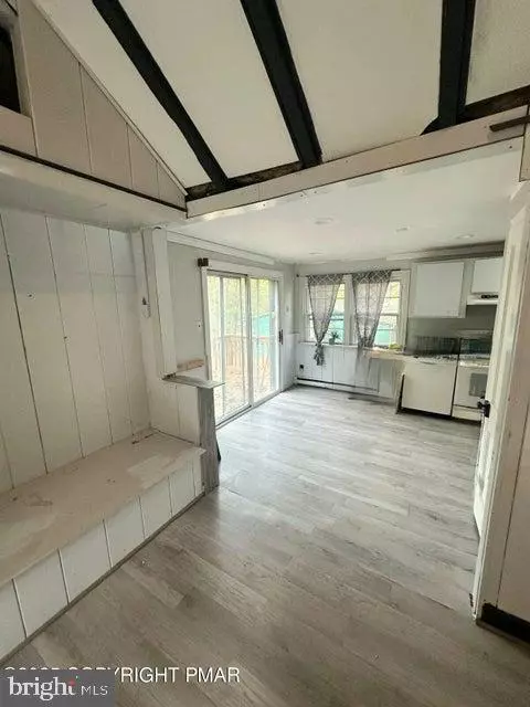 Lake Harmony, PA 18624,8 BUTTONWOOD RD