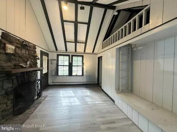 Lake Harmony, PA 18624,8 BUTTONWOOD RD