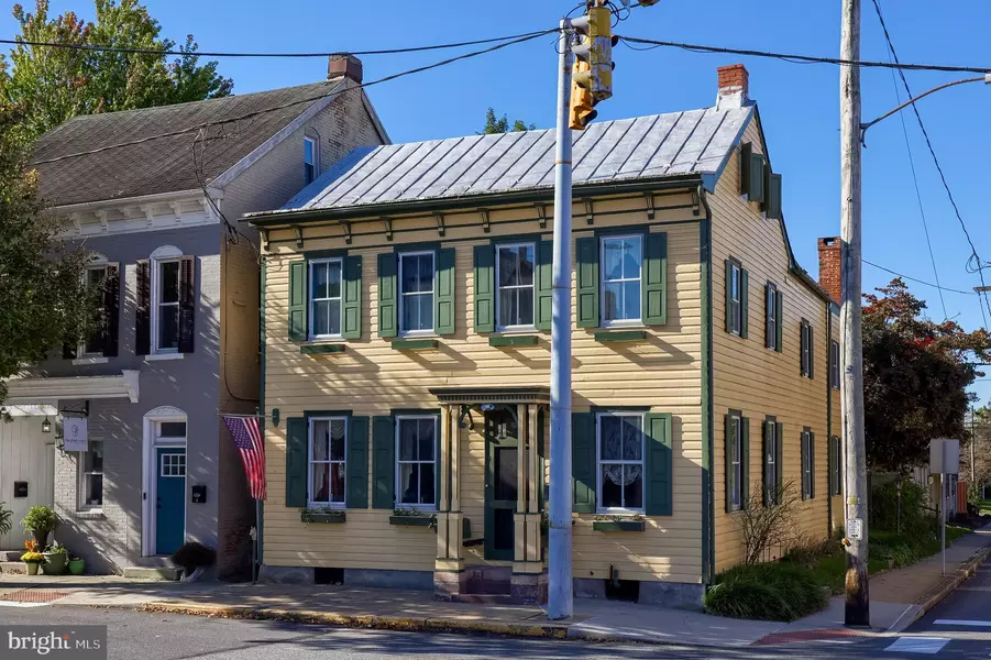 2 S CHARLOTTE ST, Manheim, PA 17545