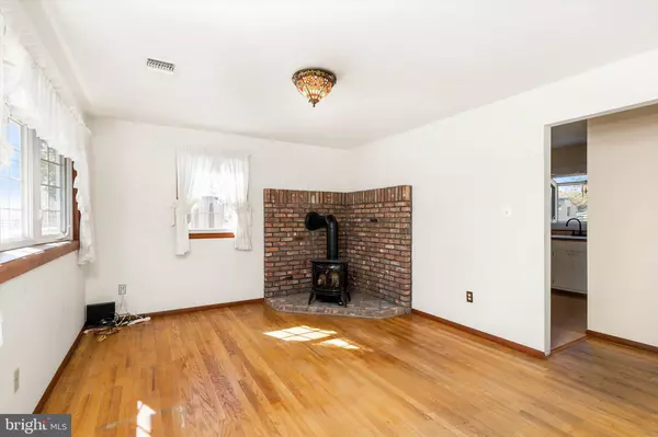 New Egypt, NJ 08533,3 APPLEGATE LN