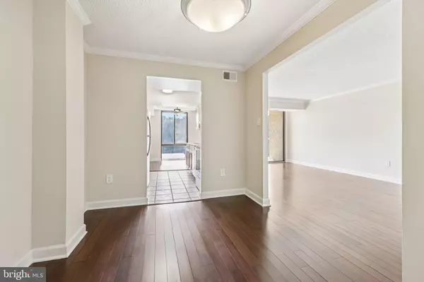 Arlington, VA 22204,4500 S FOUR MILE RUN DR #220