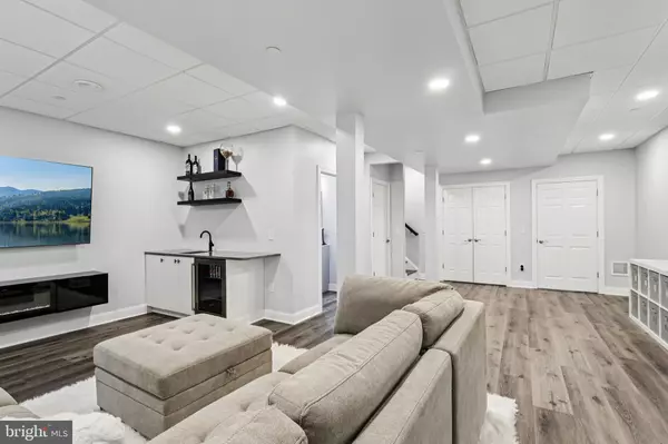 Warminster, PA 18974,8 LACEY LN