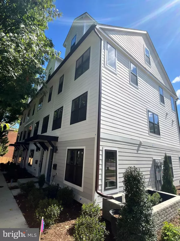 Arlington, VA 22201,911 N IRVING ST