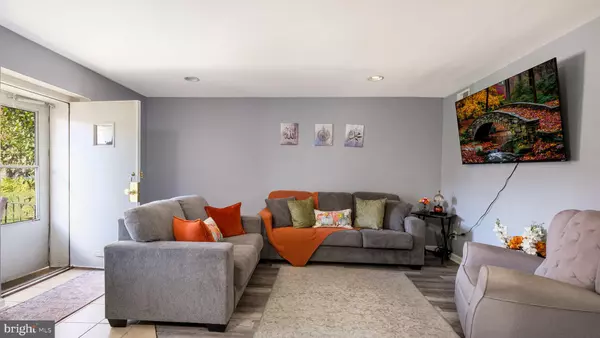 Philadelphia, PA 19152,8127 LANGDON ST