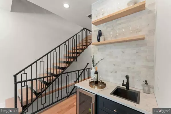 Philadelphia, PA 19128,6983 SILVERWOOD ST