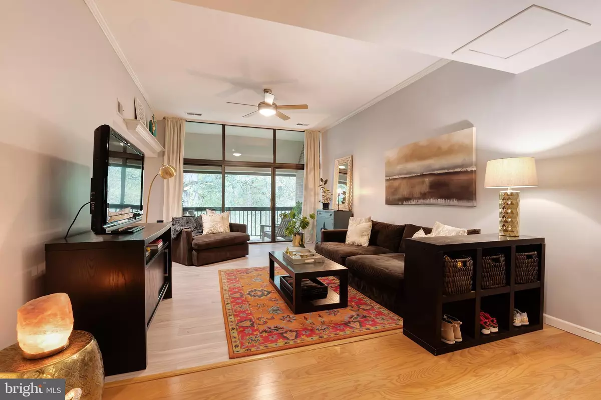 Reston, VA 20190,1670 PARKCREST CIR #3B/300