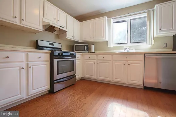 Ewing, NJ 08628,15 LEICESTER LN