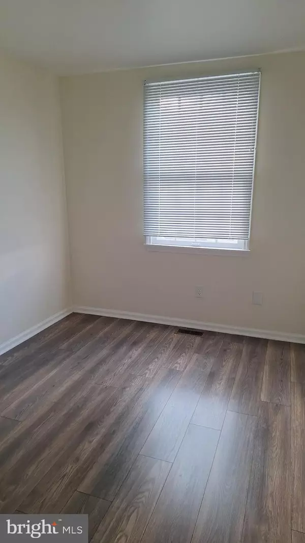 Camden, NJ 08103,102 ROYAL COURT LN