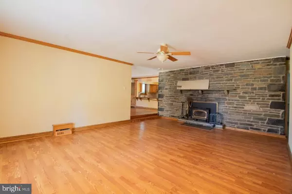 Philadelphia, PA 19119,302 CREST PARK RD