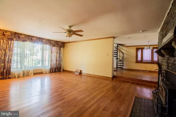 Philadelphia, PA 19119,302 CREST PARK RD