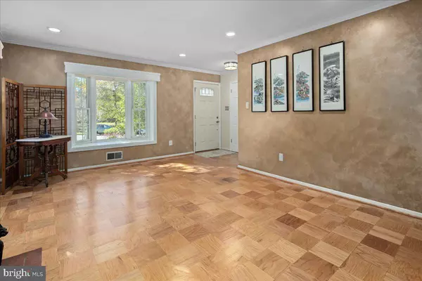 Alexandria, VA 22308,914 DRESDEN CT