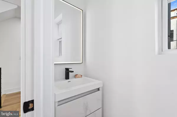 Philadelphia, PA 19122,2024 N PALETHORP ST