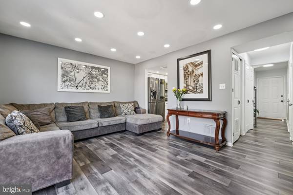 Glen Burnie, MD 21061,6433 LAMPLIGHTER RDG