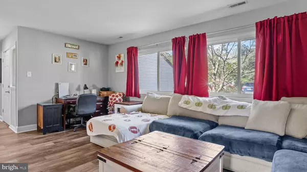 Mount Laurel, NJ 08054,6 E AZALEA LN E