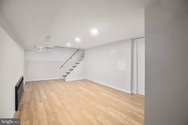 Fredericksburg, VA 22401,905 MONUMENT AVE