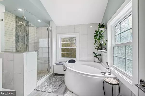 Philadelphia, PA 19128,909 GLENROY RD