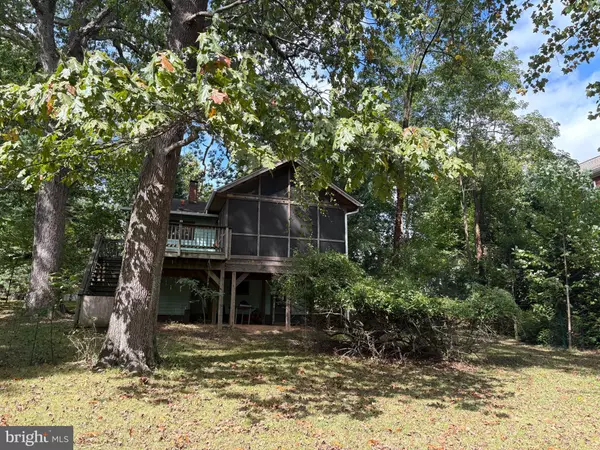 Vienna, VA 22180,217 MOORE AVE SE