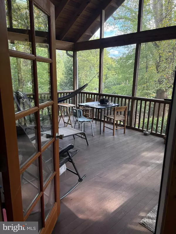 Vienna, VA 22180,217 MOORE AVE SE