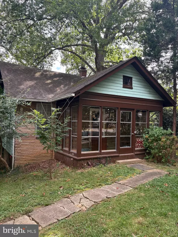 Vienna, VA 22180,217 MOORE AVE SE
